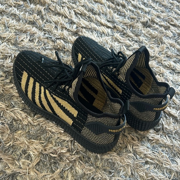 New! Gold and Black Trendy Product Of New York Sneakers, Size 6 - Picture 2 of 11